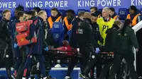 Pemain Manchester United, Ayden Heaven, meninggalkan lapangan dengan tandu setelah dirawat oleh staf medis karena cedera selama pertandingan sepak bola Liga Primer Inggris antara Leicester City dan Manchester United, di Stadion King Power, Leicester, Inggris, Senin dini hari WIB (17-3-2025). (Martin Rickett/PA via AP)