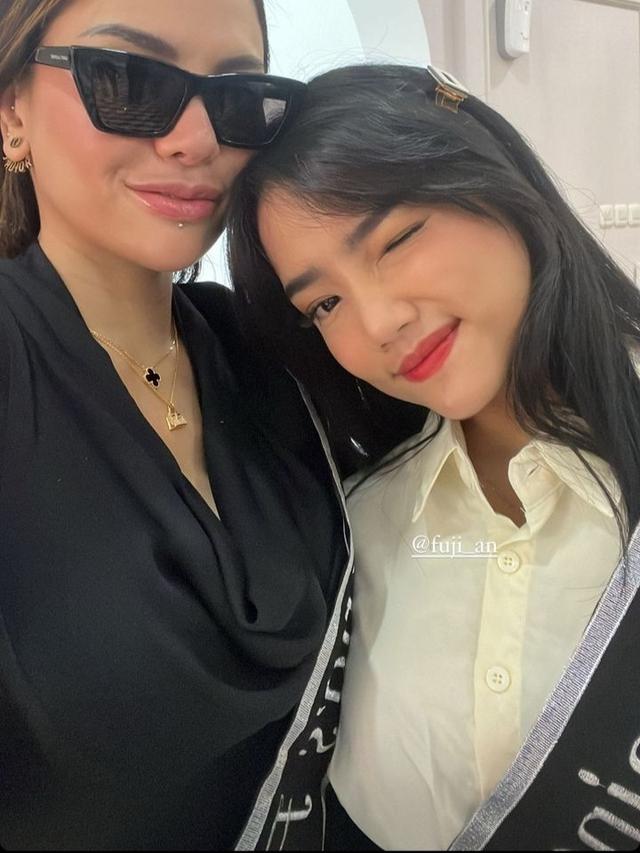 Keakraban Nikita Mirzani dan Fuji (Foto: instagram nikitamirzanimawardi_172)