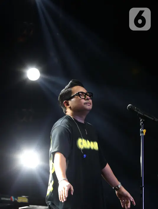 Vokalis grup band Guyon waton saat tampil pada perhetan Pekan Gembira Rakyat (PGR) Volume 7 di Parkir Barat Area Pekan Raya Jakarta, Minggu (12/5/2024). (Liputan6.com/Helmi Fithriansyah)