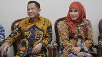 Calon Kapolri Komjen Pol Tito Karnavian didampingi istrinya, Tri Suswati (kanan) saat menerima kunjungan Komisi III DPR di kediamannya di Pasar Minggu, Jakarta, Rabu (22/6). (Liputan6.com/Johan Tallo)