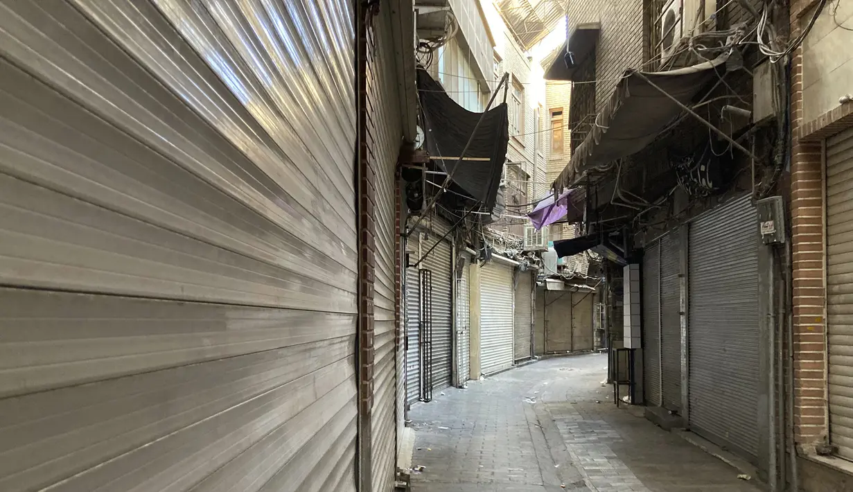 Toko-toko yang tutup terlihat di Grand Bazaar Teheran, Iran, Selasa (15/11/2022). Kantor hak asasi manusia PBB secara terpisah meminta pemerintah Iran untuk segera membebaskan ribuan orang yang telah ditahan karena berpartisipasi dalam protes damai. (AP Photo/Vahid Salemi)