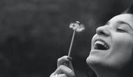Ilustrasi bahagia, menikmati hidup, bebas. (Photo by George Shervashidze: https://www.pexels.com/photo/smiling-woman-holding-dandelion-flower-403448/)