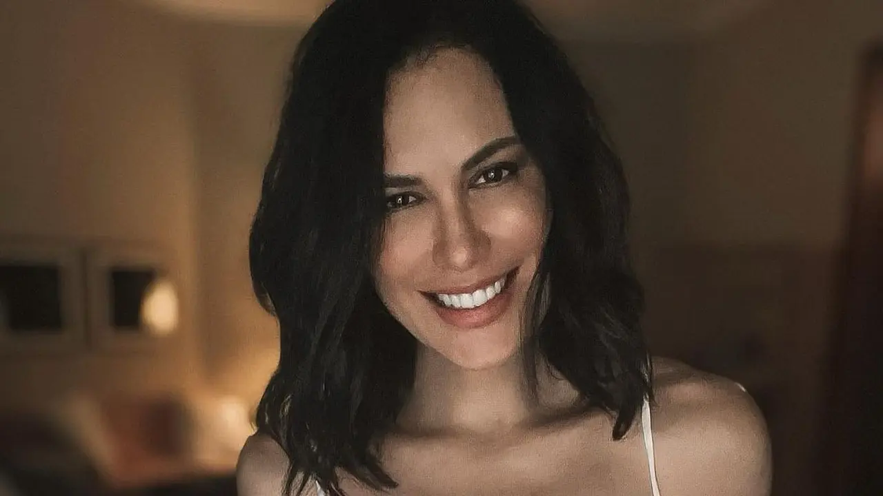 8 Gaya Berani Sophia Latjuba yang Kerap Flexing Body Goals di Usia 53 Tahun