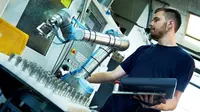 Pabrikan yang memasang robot-robot industri di pabrik-pabrik dapat meraih manfaat jangka panjang.