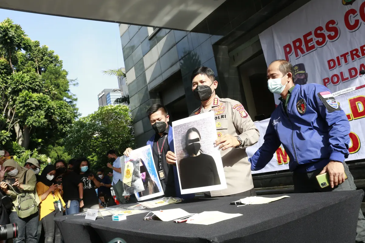 Polisi menggelar jumpa pers soal kasus prostitusi artis yang melibatkan Cassandra Angelie (Kapanlagi.com/Akrom Sukarya)