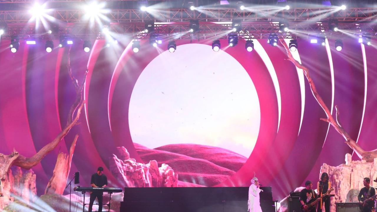 Sementara anggota kelima yaitu Laudya Chintya Bella tidak terlihat dalam grup vokal tersebut di panggung Synchronize Fest 2023.
