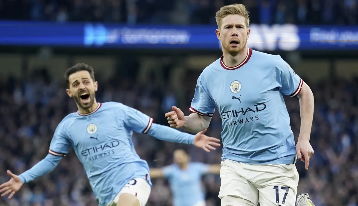 <p>Selebrasi gelandang Kevin De Bruyne (kanan) setelah mencetak gol ke gawang Arsenal pada laga Liga Inggris 2022/2023 di Etihad Stadium, Manchester (26/4/2023). Dari total 29 laga di Liga Inggris musim ini, Kevin De Bruyne menjadi raja assist The Citizens dengan koleksi 18 assist dan menyumbang 7 gol. Sebagian besar assistnya mampu membawa Erling Haaland jadi bomber mematikan di depan gawang lawan. (AP Photo/Dave Thompson)</p>