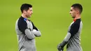 Penyerang Barcelona, Ferran Torres (kanan) dan Robert Lewandowski berdiri di lapangan selama sesi latihan jelang lawan Manchester United di Old Trafford, Manchester, Inggris, Rabu 22 Februari 2023. Barcelona harus kehilangan dua pemain muda andalannya, yakni Pedri dan Gavi. Nama keduanya tak masuk dalam skuad yang disiapkan xavi. (Martin Rickett/PA via AP)
