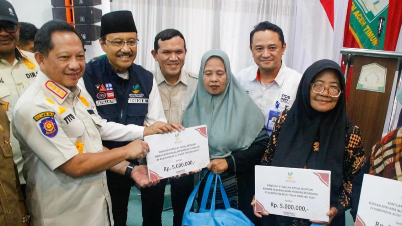 Kasatgas Tito dan Mensos Serahkan Bansos Tahap II Rp136 Miliar untuk Korban Bencana di Sumatera