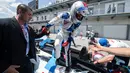 Penyanyi Lady Gaga keluar dari mobil balap usai melakukan satu putaran saat acara pembukaan kejuaraan Indianapolis 500 tahun 2016 di Indianapolis Motor Speedway, Amerika (29/5). (REUTERS/Thomas J. Russo-USA TODAY Sports)