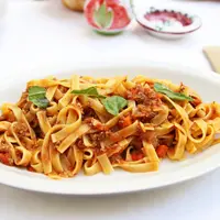 ilustrasi pasta fetucini/Carlos Amarillo/Shutterstock