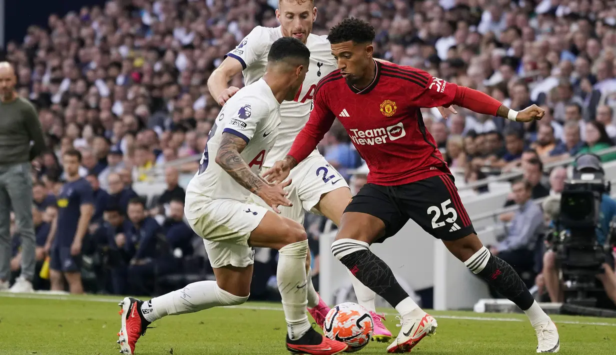 Jadon Sancho merupakan produk akademi Manchester City yang tak kesampaian bermain bersama tim senior. Pada awal musim 2017/2018 ia langsung dilepas Manchester City U-18 ke Borussia Dortmund dengan nilai transfer 20,59 juta euro. Setelah 4 musim membela Borussia Dortmund, ia pulang ke Inggris untuk membela Manchester United sejak awal musim 2021/2022 hingga kini. (AP Photo/Alberto Pezzali)