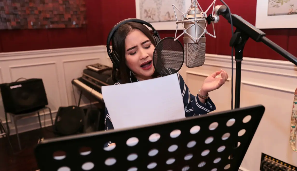 Bukan tanpa alasan, menurutnya sejak awal penggarapan lagu To My Little Friends, Melly Goeslaw memang mendedikasikan lagu tersebut untuk makhluk gaib yang menjadi latar belakang cerita di film Danur. (Adrian Putra/Bintang.com)