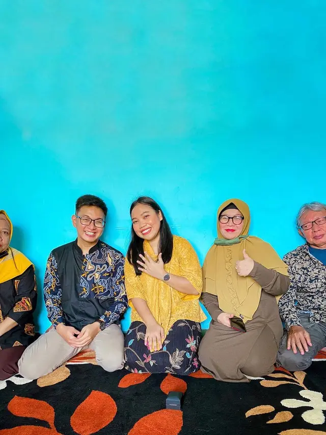 5 Tahun Pacaran, Ini 7 Momen Mumuk Gomez Dilamar Sang Kekasih