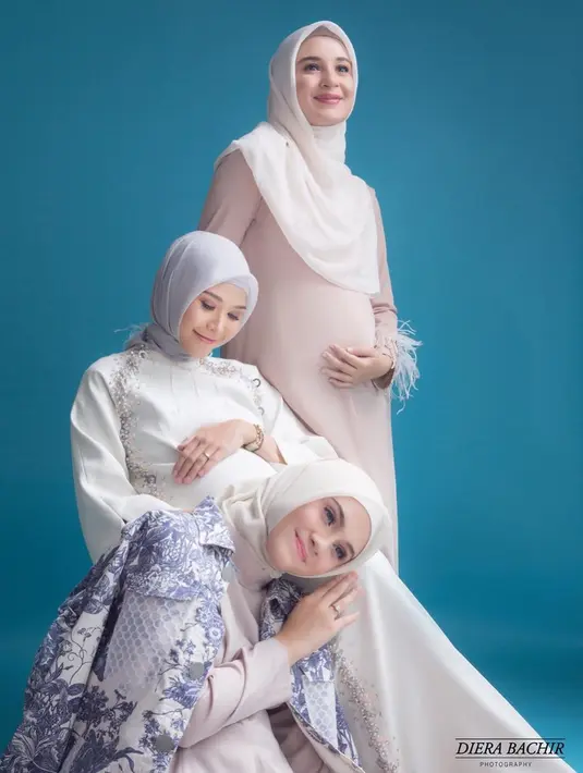 "Alhamdulillah,kali ini bisa ngerasain foto hamil be 3 😂😂 @zaskiadyamecca @zeezeeshahab udah dua kali hamil bareng iaaa tapi masyallah skrg be 3 😂 harusnya be 4 bareng ni sama icaaa tapi ichaa udah duluannn punya baby 👶" tulis Shireen.