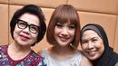 Dalam postingan ini, BCL terlihat sangat harmonis saat bersama sang ibunda dan ibu mertua, Khadijah Abdul Rahman. (Liputan6.com/IG/@bclsinclair)