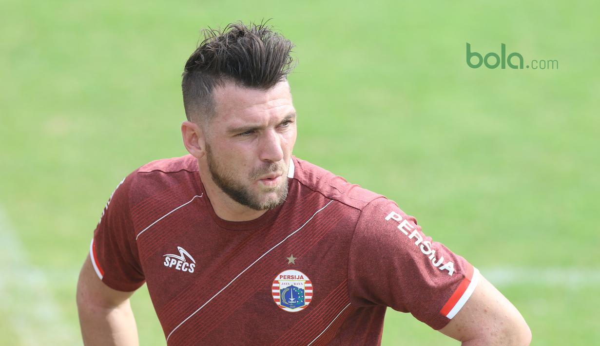 Marko Simic melihat kondisi lapangan sebelum sesi latihan jelang melawan Tampines Rovers Piala AFC 2018 di Lapangan ABC, Senayan, Jakarta (27/2/2018). Marko Simic menjadi menjadi salah satu andalan Persija musim 2018. (Bola.com/Nick Hanoatubun)