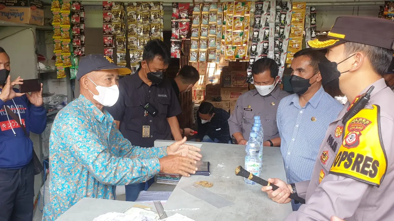 Kapolres Garut AKBP Wirdhanto Hadicaksono melakukan sidak kelangkaan minyak goreng di Pasar Lewo Malangbong Garut, Jawa Barat.