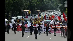 Aksi Pengunjuk rasa saat menggelar aksi 100 Hari Pemerintahan Joko Widodo-Jusuf Kalla di depan Istana Negara, Jakarta, Rabu (28/1/2015). (Liputan6.com/Miftahul Hayat)