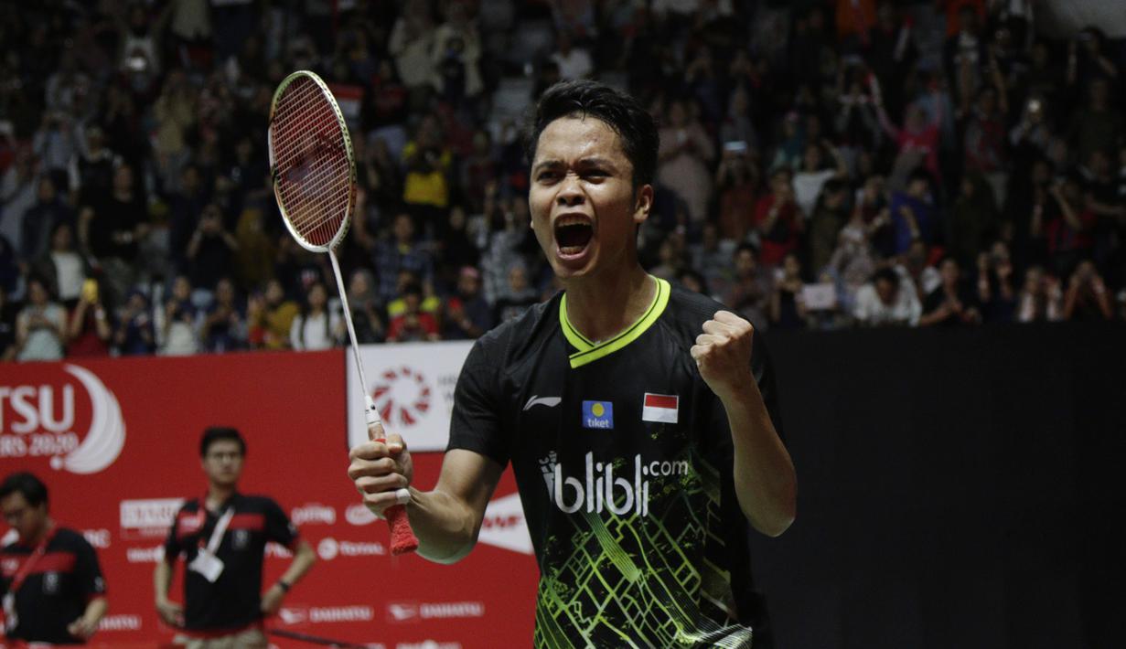 Tunggal putra Indonesia, Anthony Sinisuka Ginting, melakukan selebrasi usai menaklukkan wakil Denmark, Anders Antonsen, pada laga final Daihatsu Indonesia Masters 2020 di Istora, Jakarta, Minggu (19/1). Anthony Ginting menang 17-21, 21-15, dan 21-9. (Bola.com/M Iqbal Ichsan)
