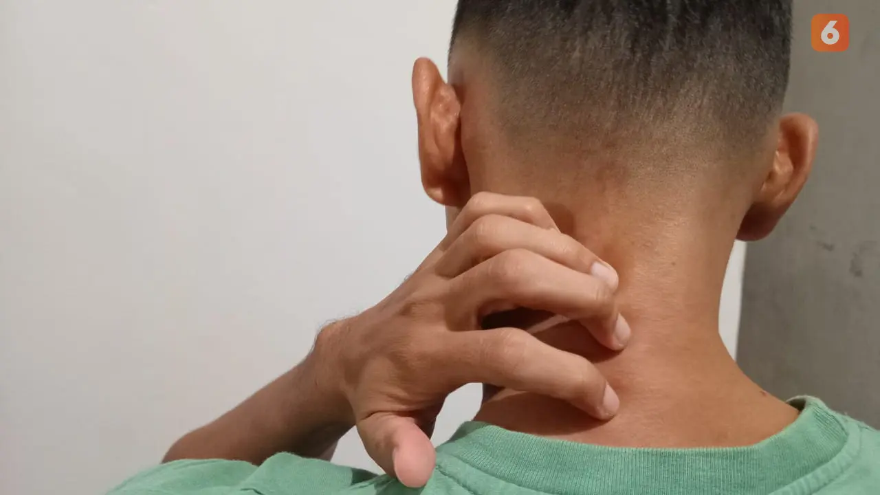 Kebiasaan menunduk dalam waktu lama saat menggunakan gadget bisa memberi dampak serius pada kesehatan leher. Salah satunya bisa muncul keluhan nyeri tengkuk.