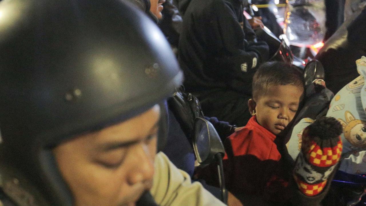 FOTO: Sambil Tidur di Motor, Warga Antri Masuk Kapal Di Puncak Arus Mudik Ciwandan