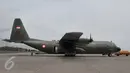 Pesawat Hercules C-130 dipersiapkan untuk persiapan modifikasi cuaca (hujan buatan) untuk penanggulangan bencana asap kebakaran hutan dan lahan di Bandara Halim Perdana Kusuma, Jakarta, Minggu (01/11/2015). (Liputan6.com/Andrian Martinus)
