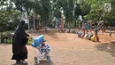 Anak-anak bermain di Taman Cempaka, Cipayung, Jakarta Timur, Minggu (7/7/2019). Selain dikelilingi pepohonan yang rindang, taman ini dilengkapi berbagai sarana seperti trek jogging, wahana bermain anak, hingga danau buatan yang ramai didatangi warga untuk memancing. (merdeka.com/Iqbal S Nugroho)