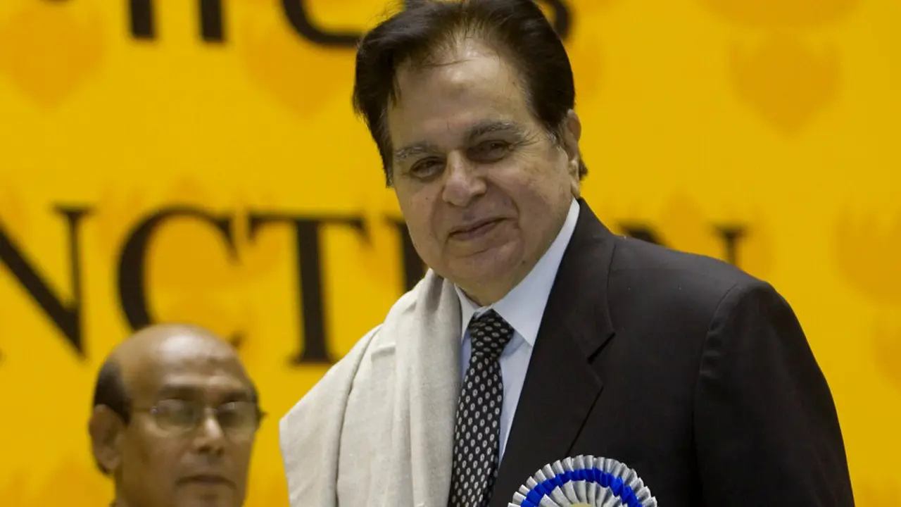 Dilip Kumar saat menerima Lifetime Achievement award di National Film Award, New Delhi, India, pada 2008. (AP Photo/Gurinder Osan, File)