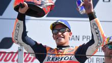 Pembalap Repsol Honda, Marc Marquez saat merayakan podium kedua MotoGP San Marino 2018. (Tiziana FABI / AFP)