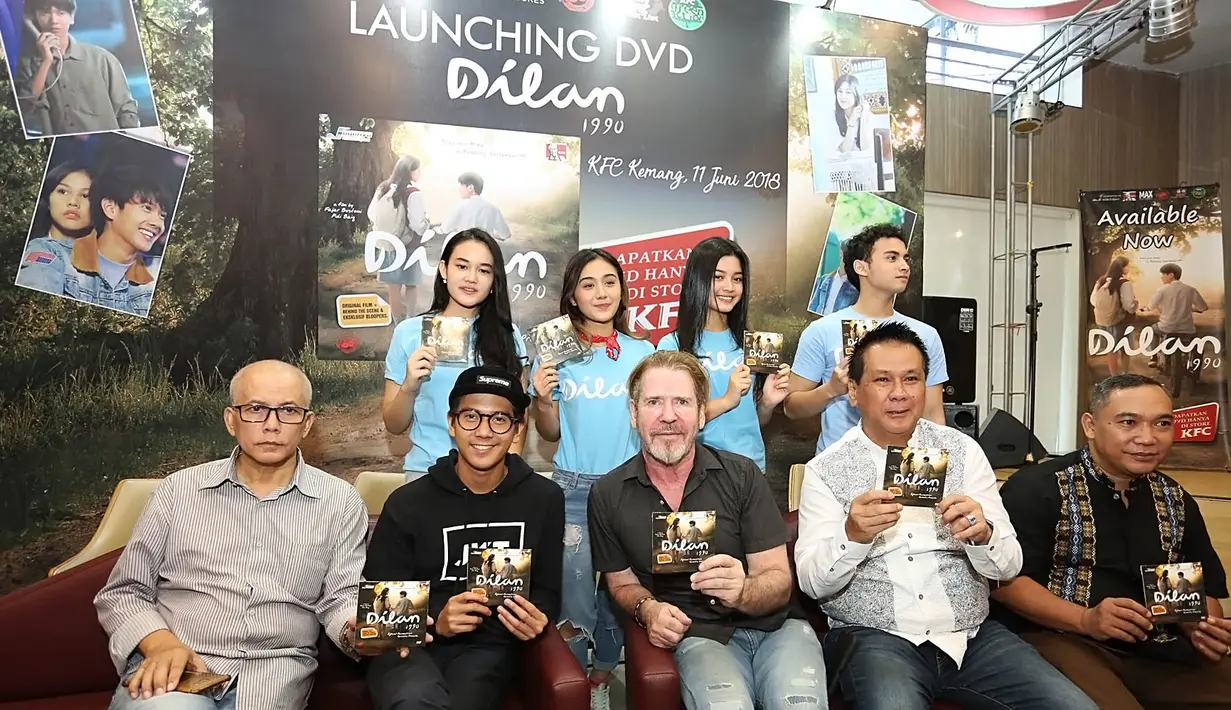 Film yang sukses menarik jutaan penonton itu kini dibuatkan versi DVD. Sebagai pemeran utama, Iqbaal mengaku telah tiga kali menonton film yang dibintanginya. (Adrian Putra/Bintang.com)
