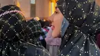 Pujian datang dari sebagian netizen yang menyebut bahwa penampilan Ghea dengan hijab membuatnya terlihat makin anggun. Beberapa dari mereka bahkan berharap agar Ghea tetap mempertahankan gaya berpakaian tersebut setelah kembali. (Liputan6.com/IG/@gheayoubi)
