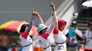 Tim Panahan Putri Indonesia bersiap tampil pada nomor beregu putri recurve SEA Games 2017 di MSN Archery Centre, Kuala Lumpur, Senin (21/8). Indonesia menyabet perak setelah kalah dari Malaysia dengan skor akhir 1-5. (Liputan6.com/Faizal Fanani)