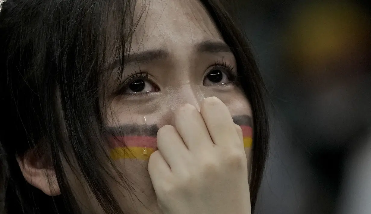Kesedihan suporter timnas Jerman  setelah matchday 3 Grup E Piala Dunia 2022 melawan Kosta Rika di Al Bayt Stadium, Jumat (2/12/2022) dini hari WIB. Kegagalan lolos ke babak 16 besar ini menambah catatan buruk Jerman setelah menyandang status juara dunia di Piala Dunia 2014 Brasil. (AP Photo/Hassan Ammar)