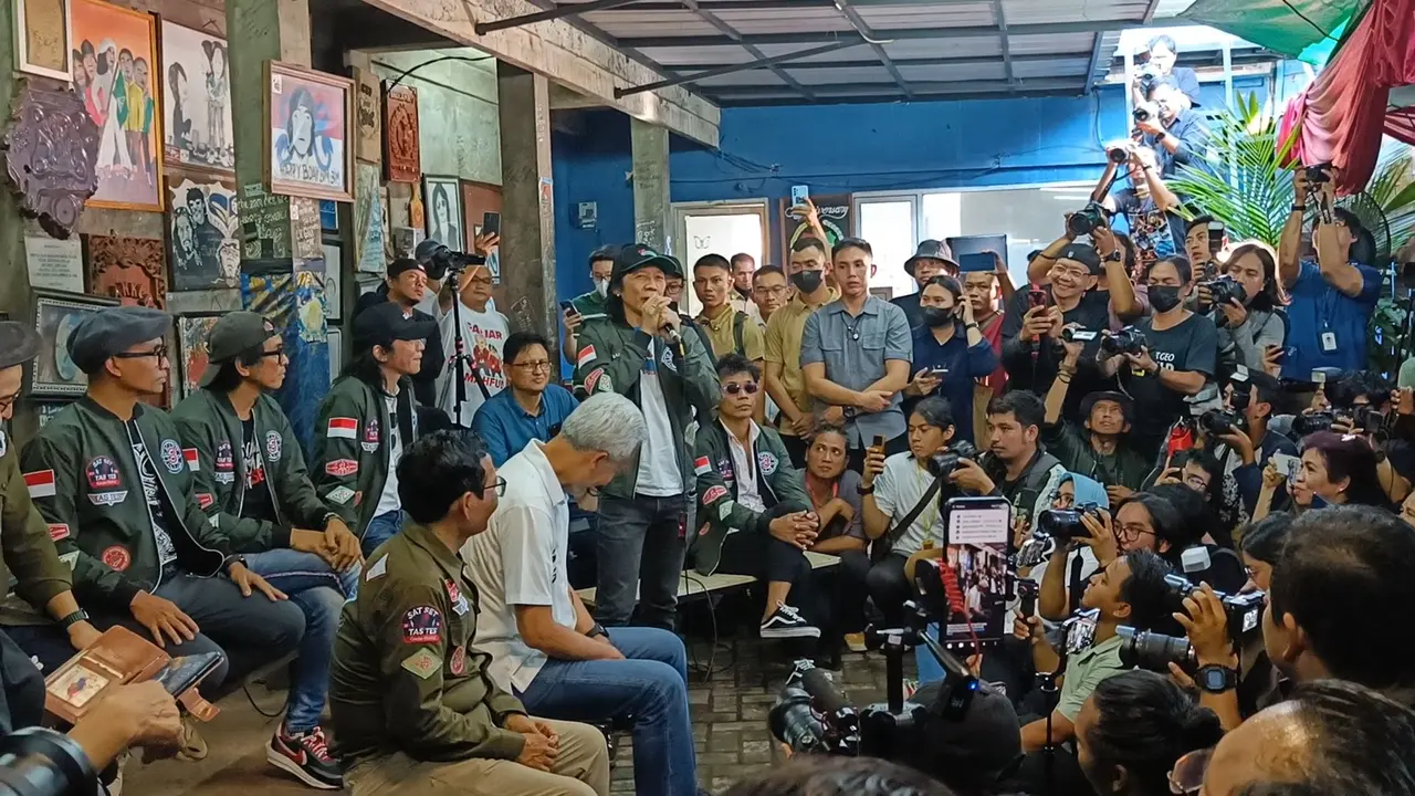 Pasangan capres-cawapres nomor urut 3, Ganjar Pranowo dan Mahfud Md menghadiri deklarasi dukungan grup band Slank di Potlot Studio, Jakarta Selatan, Sabtu (20/1/2024).