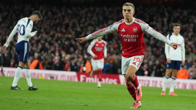Leandro Trossard dari Arsenal merayakan golnya pada laga Premier League melawan Tottenham