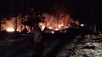 Bentrok di Desa Wadiabero, Kabupaten Buton Tengah, sebanyak 25 rumah habis terbakar dan 16 rata dengan tanah.(Liputan6.com/Ahmad Akbar Fua)