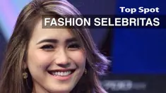 Gaya berbusana yang unik dan eksentrik selebritas ini jadi perbincangan para perancang busana hingga khalayak ramai.