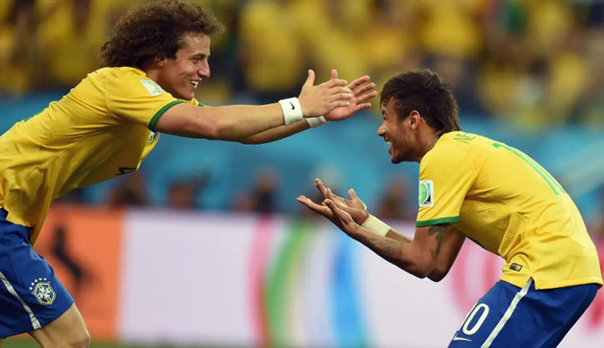 Bersama David Luiz (kiri), Neymar merayakan kemenangan Brasil di laga perdana Piala Dunia 2014 yang dihelat di Corinthians Arena, Sao Paulo, (13/6/2014). (AFP PHOTO/Vanderlei Almeida)