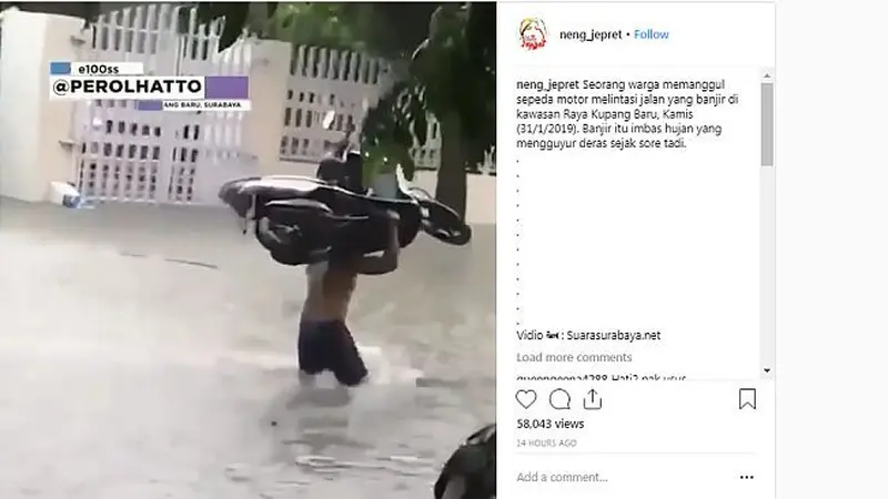 Pria Ini Panggul Sepeda Motor Lewati Banjir