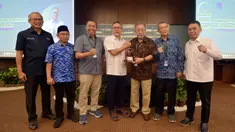 Menteri Perdagangan Zulkifli Hasan (tengah) foto bersama saat melakukan pertemuan dengan petani tembakau di Kudus, Jawa Tengah, Rabu (2/8/2023). Pada pertemuan tersebut, Zulkifli Hasan menyampaikan bahwa pemerintah akan terus melindungi kesejahteraan petani tembakau dan cengkih di dalam negeri agar tetap berkembang. (Foto: Kementerian Perdagangan RI)