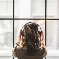 Ilustrasi mendengarkan musik. Credit: pexels.com/Burst