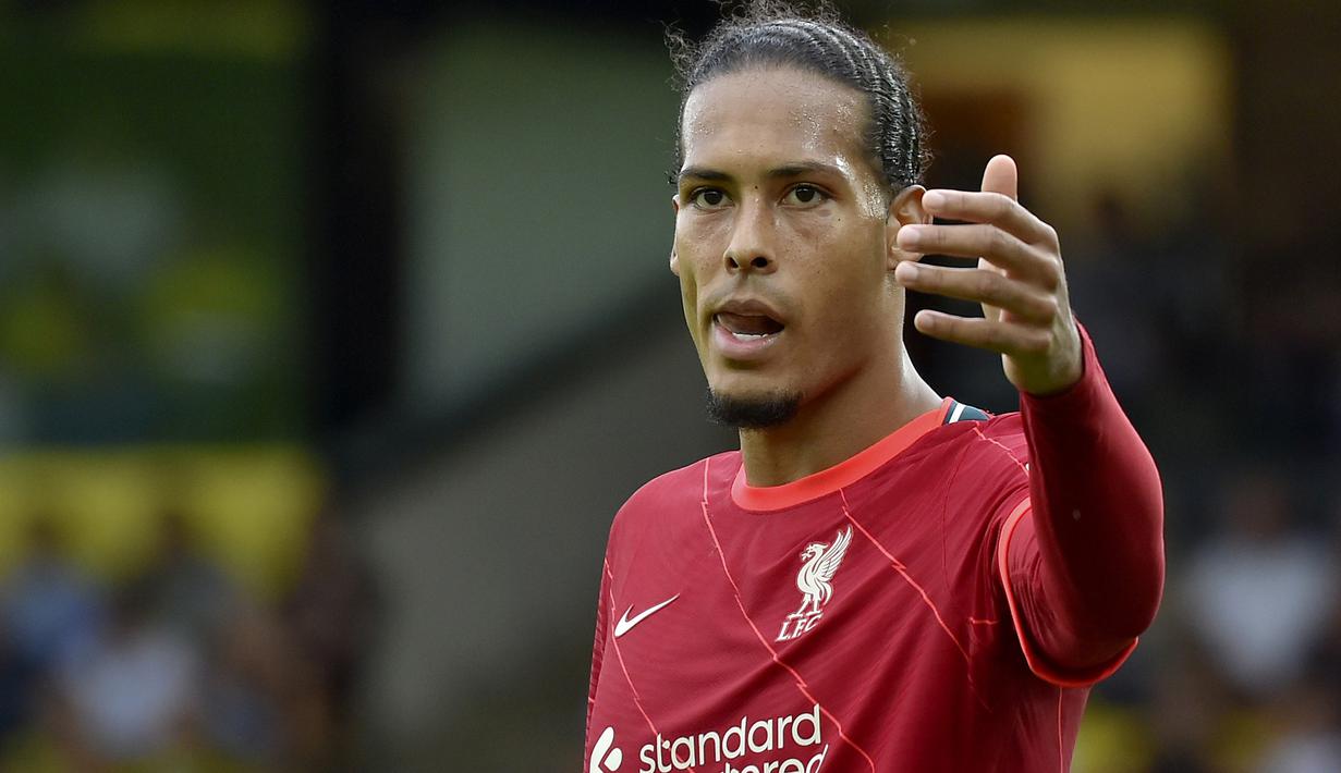 Virgil van Dijk. Bek tengah Liverpool berusia 30 tahun ini tampil oke di dua laga Liverpool sebelumnya. Ia akan meladeni duel satu lawan satu dengan striker Chelsea, Romelu Lukaku. Selain apik bertahan, ia juga piawai membantu serangan. (Foto: AP/Rui Vieira)
