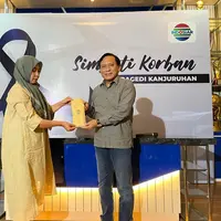Dirut Indosiar Imam Sudjarwo  menyerahkan tali asih korban tragedi Kanjuruhan. (Istimewa)