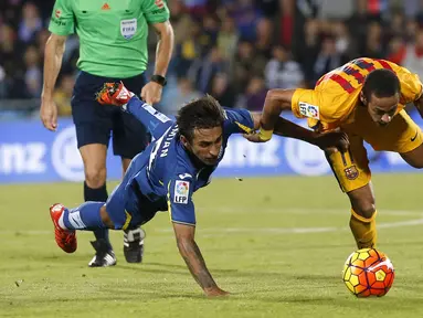 Pemain Barcelona Neymar (kanan) berebut bola dengan pemain Getafe Damian Suarez dalam lanjutan La Liga Spanyol di Stadion Coliseum Alfonso Perez,  Getafe, Madrid, Sabtu (31/10/2015) Barcelona menang 2-0. ( EPA/Juan Carlos Hidalgo)
