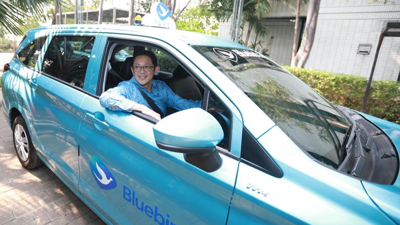 “Kami memperbarui lagi fitur Internet of Things yang di- attach dalam kendaraan untuk berikan kemudahan baik bagi pengemudi, pelanggan, maupun perusahaan. untuk melakukan kontrol terhadap kendaraan.” <br>