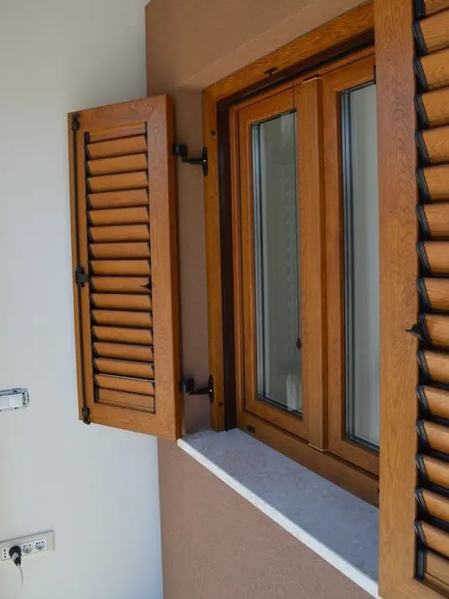 Desain Jendela Kayu Dua Lapis