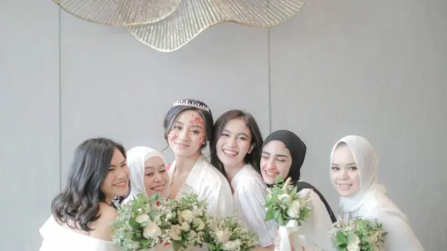 7 Momen Bridal Shower Margin Wieheerm Tunangan Ali Syakieb, Serba Putih