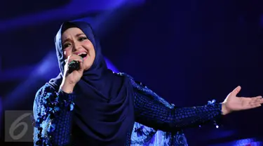 Penyanyi asal Malaysia, Siti Nurhaliza saat tampil di Konser Kemenangan D2 Academy Asia di Studio 5 Indosiar, Jakarta, Kamis (29/12). Siti juga menjadi komentator penampilan para finalis D2 Academy Asia. (Liputan6.com/Helmi Fithriansyah)