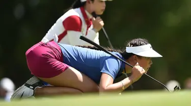 Pegolf Amerika Serikat, Michelle Wie mengukur puttnya di lubang ke-17 pada hari terakhir Meijer LPGA Classic 2017 di Blythefield Country Club di Grand Rapids, Mich, (18/6). (Mike Clark / Grand Rapids Press via AP)